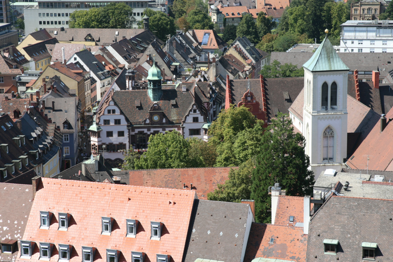 Rathausplatz mit Neuem und Altem Rathaus und Martinskirche