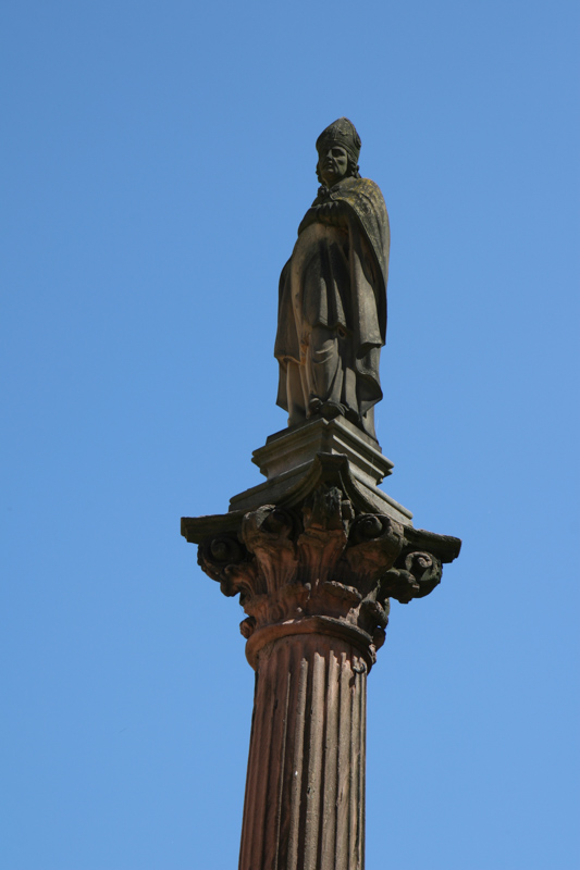 Linke Säule vor dem Münster (Stadtheiliger Alexander?)