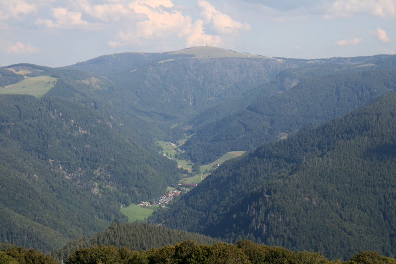 Blick nach Südosten auf St. Wilhelm und den Feldberg