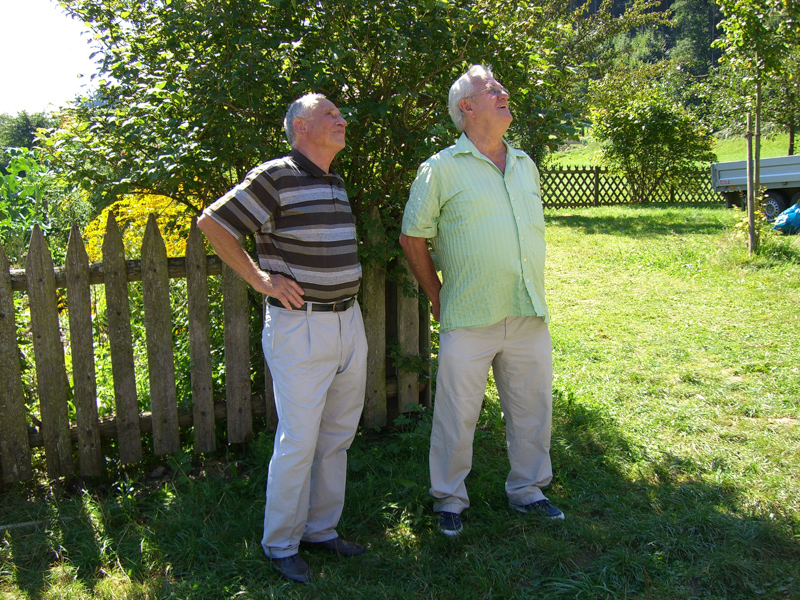 Papa und Horst vor dem Falkenhof