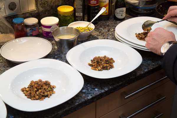 Medaillon von der Lotte 
im Wasabi-Honigmantel
mit gebratenen Kräuterseitlinge in Kürbiskernöl
