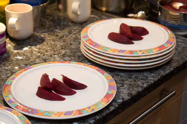 Rosa Kalbstafelspitz
mit Rote Beete, Apfel-Rosmarinpüree und Meerrettich-Brotchips
