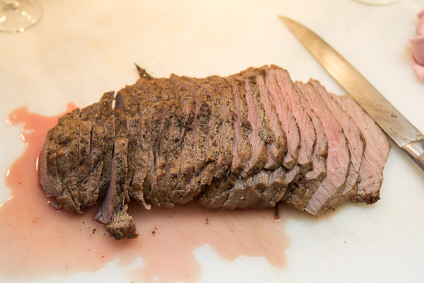 Rosa Kalbstafelspitz
mit Rote Beete, Apfel-Rosmarinpüree und Meerrettich-Brotchips
