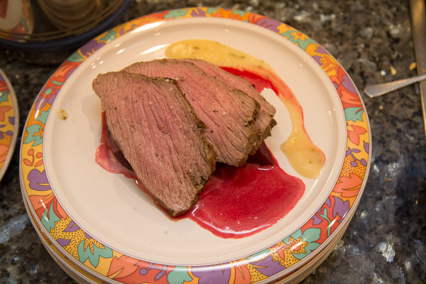 Rosa Kalbstafelspitz
mit Rote Beete, Apfel-Rosmarinpüree und Meerrettich-Brotchips
