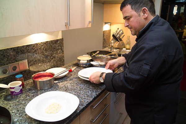 In Rotwein pochiertes Seeteufelfilet
mit Rosenkohlblättern und cremiger Risotto
