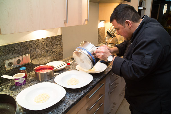 In Rotwein pochiertes Seeteufelfilet
mit Rosenkohlblättern und cremiger Risotto
