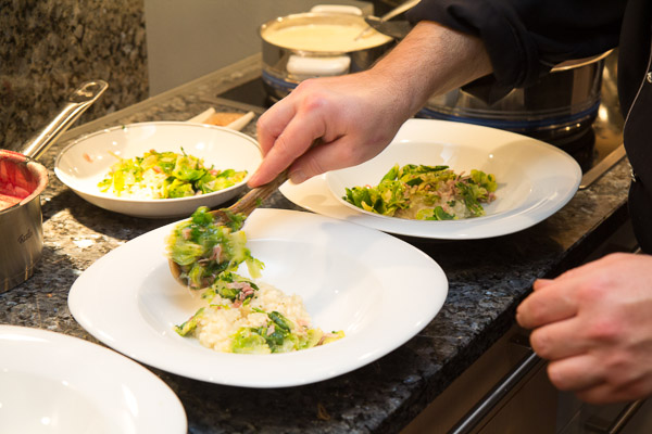 In Rotwein pochiertes Seeteufelfilet
mit Rosenkohlblättern und cremiger Risotto
