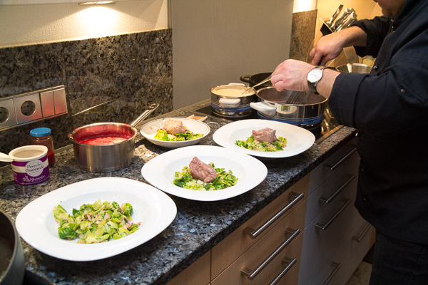 In Rotwein pochiertes Seeteufelfilet
mit Rosenkohlblättern und cremiger Risotto

