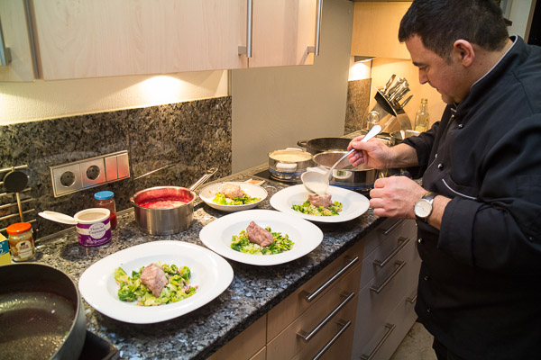 In Rotwein pochiertes Seeteufelfilet
mit Rosenkohlblättern und cremiger Risotto
